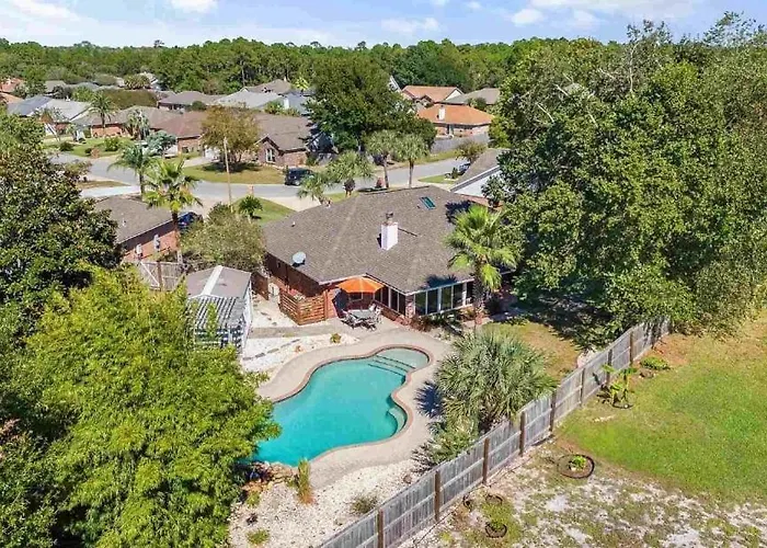 Beautiful Home- Salt Water Pool Holiday home *