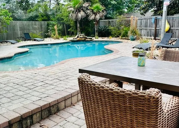 Beautiful Home- Salt Water Pool Holiday home Pensacola