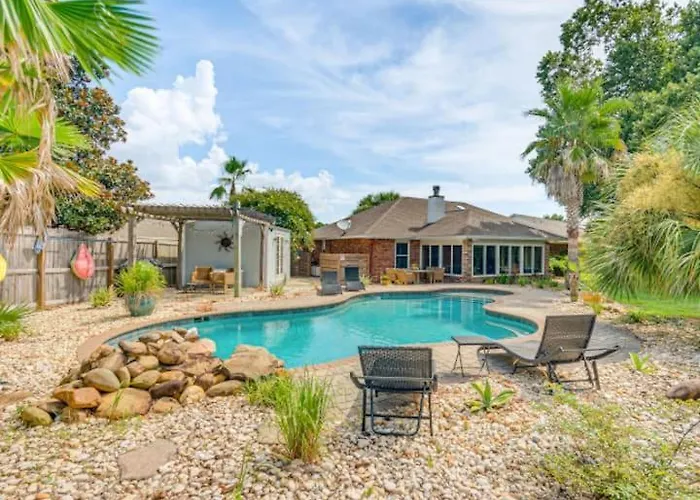 Beautiful Home- Salt Water Pool Holiday home Pensacola