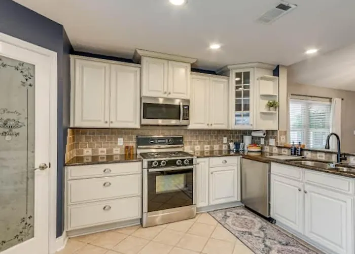 Beautiful Home- Salt Water Pool Holiday home Pensacola