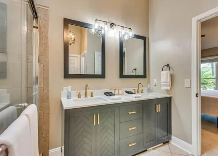 Beautiful Home- Salt Water Pool Holiday home Pensacola