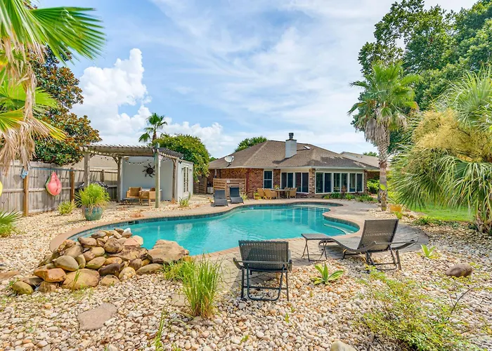Beautiful Home- Salt Water Pool Holiday home *